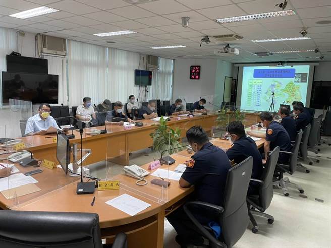 為防制賄選、暴力及不法情事發生，淡水警分局於昨(2)日特別邀請士林地檢署主任檢察官張惠菁、新北市警局刑警大隊副隊長，一同召開選舉查察工作聯合訪視會議。(淡水警分局提供)