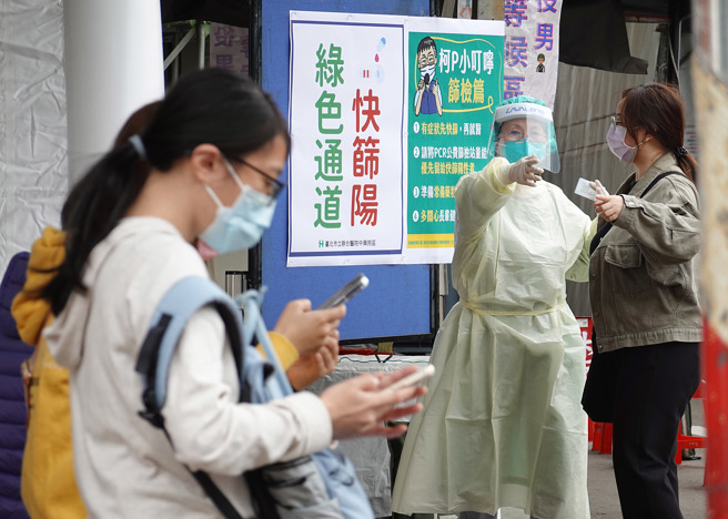 第二起本土BA.5家庭群聚，台北市6旬母曾载30多岁儿子就医。图为民眾接受採检的画面。（示意图／本报系资料照）