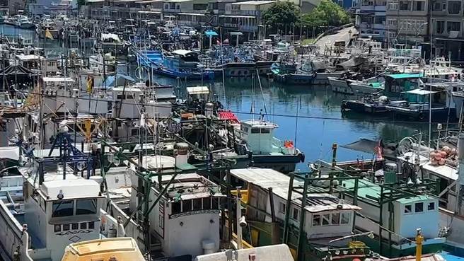 宜兰县苏澳区渔会表示，解放军演习的范围这么大，渔民随便都会超出范围，乾脆演习几天休息几天。（吴佩蓉摄）