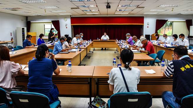 縣長楊文（中）主持新竹縣選舉委員會議，討論選務人員招募情形，發現公教管理員缺額最多在竹北市245人，指示各局處傾力協助，並請教育局鼓勵教師參加。（羅浚濱攝）