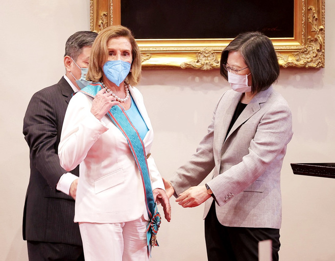美国眾议院议长裴洛西（Nancy Pelosi）3日获蔡英文总统颁发「特种大绶卿云勋章」，她发布推文表示勋章「象徵美国与台湾坚定而持久的友谊」。（图／路透社、总统府提供）