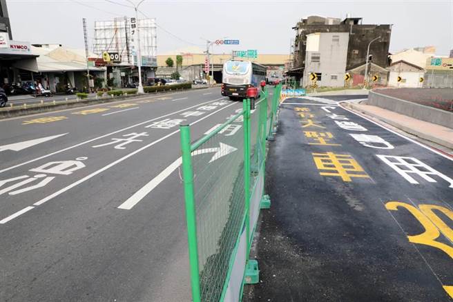 大湾交流道周边长年交通壅塞，工务局在大湾交流道东侧增设右转衔接车道、西侧开辟復兴路往南引道。(台南市政府提供／曹婷婷台南传真)