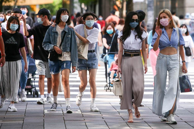 台大公衛學院教授陳秀熙今推估BA.4、BA.5安全警示上下限，若台灣防守得佳，在9月底單日確診個案數將降至1萬例以下。（圖／示意圖，記者鄧博仁攝影）