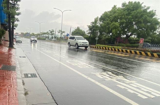 台南市新营区长荣路道路优质化工程于去年8月完工，但今年雨季遇短延时强降雨却积水被民眾骂翻。（台南市政府提供／张毓翎台南传真）