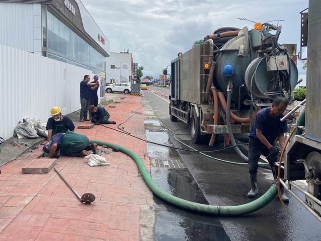 台南市政府工务局表示，近来已完成该路段侧沟清淤作业，并同步增设横向集水沟，这周的短延时强降雨，该路段已无积淹水现象。（台南市政府提供／张毓翎台南传真）