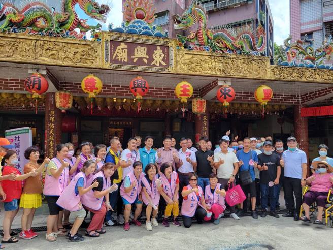 蔡适应为东兴庙揭匾「威仪泽福」。(取自蔡适应脸书)