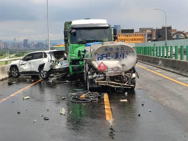 台64線快速道路在今(3)日中午發生一起連環車禍，造成大貨車、油罐車以及2輛小客車撞成一團。(新北市消防局提供)