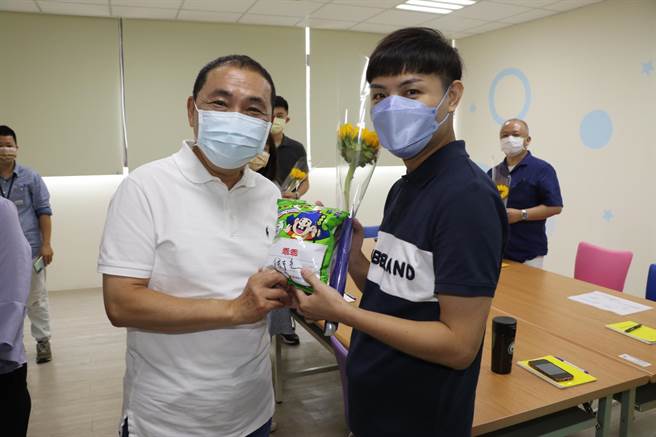 新北市長侯友宜帶著乖乖與向日葵，造訪新北社工團體討論會，傾聽一線社工的辛勞。（新北市新聞局提供）