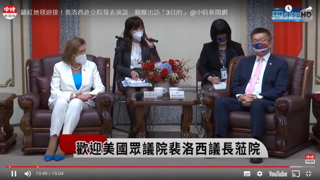 口译妹（左2）不小心插嘴裴洛西爆红，真实身分曝光。（图／翻摄自中时新闻网直播）