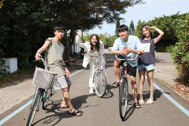 吱吱拍摄〈追浪〉ＭV。(有声音乐提供)