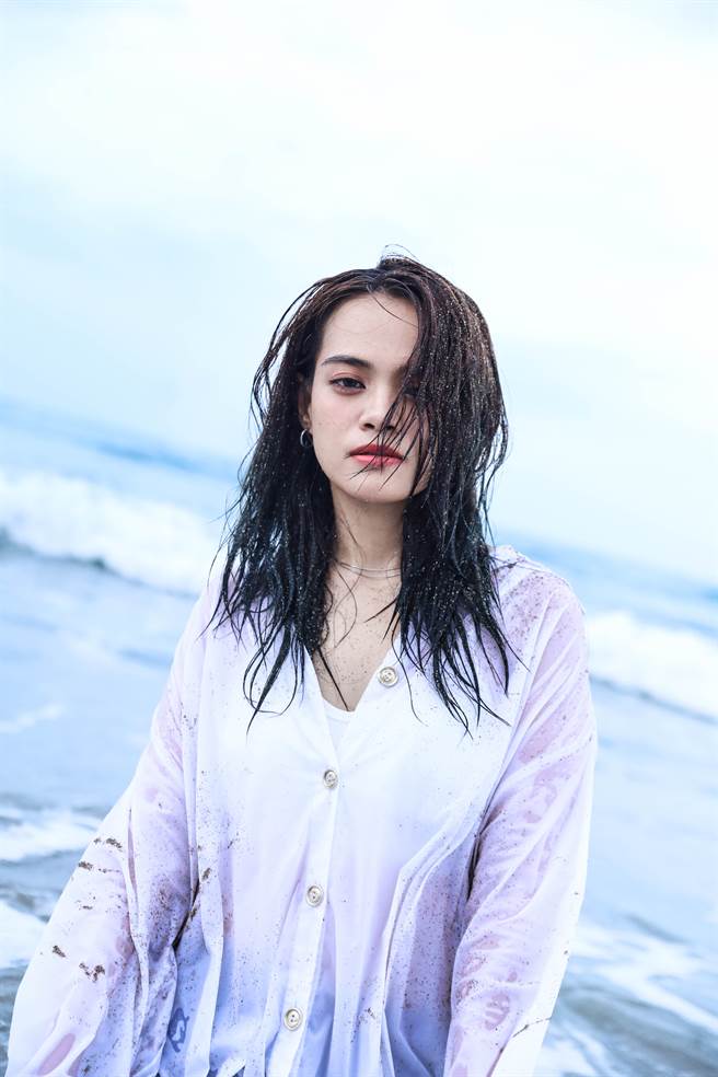 吱吱为〈追浪〉ＭV湿身。(有声音乐提供)