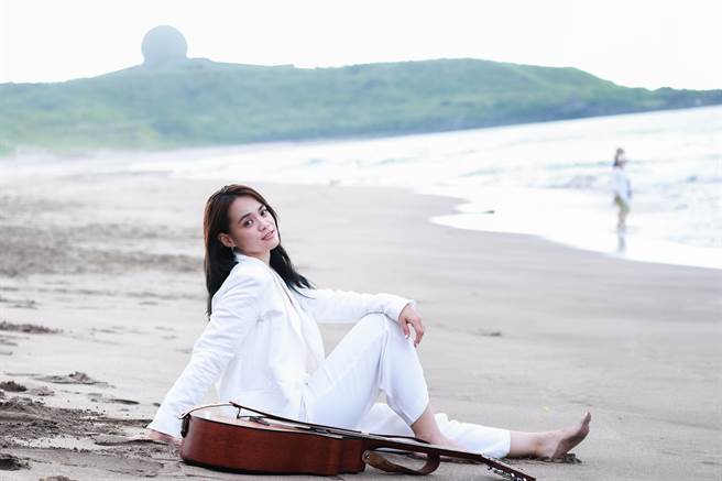 吱吱拍摄〈追浪〉ＭV。(有声音乐提供)