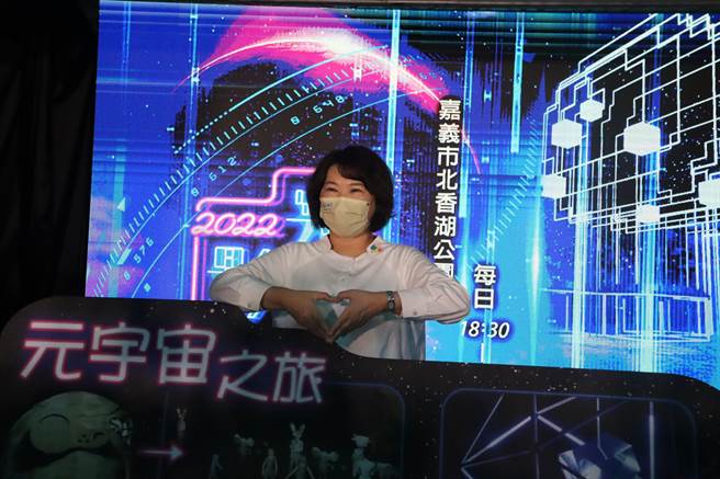 嘉义市长黄敏惠鼓励民眾把握限定展期，来嘉义看「地表最大的蛋黄酥」。（吕妍庭摄）