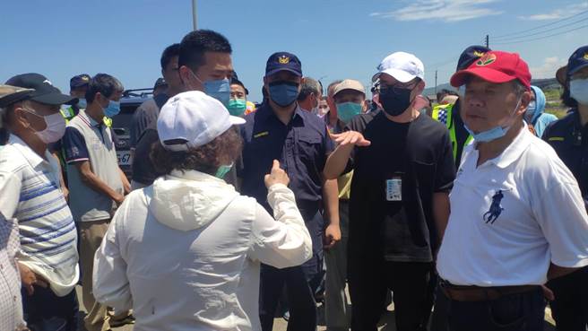 在地漁民不滿苗縣府要把土地點交給得標業者。（李京昇攝）