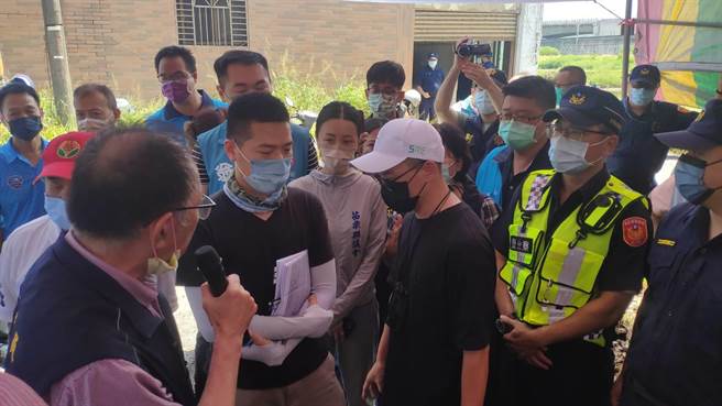 立委陳超明等人到場關切。（李京昇攝）