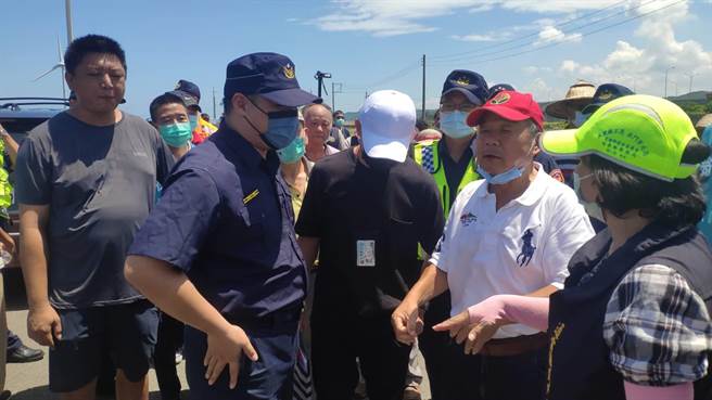 在地漁民反對業者開發光電。（李京昇攝）