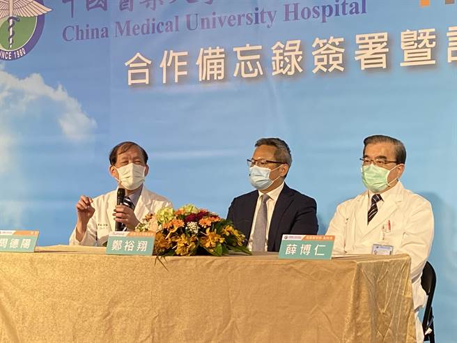 中国附医与因美纳台湾生技公司，3日签订合作备忘录，投入「急重症临床感染-败血症 mNGS 研究计画」。（张妍溱摄）