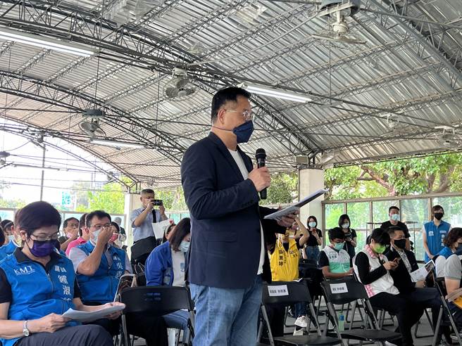 林耕仁针对将军村包含规画设计和监造是否採限制性招标，且「市府五人帮」是否担任评选委员，及此案建筑师过去没有古蹟修復经验提出质疑。（王惠慧摄）