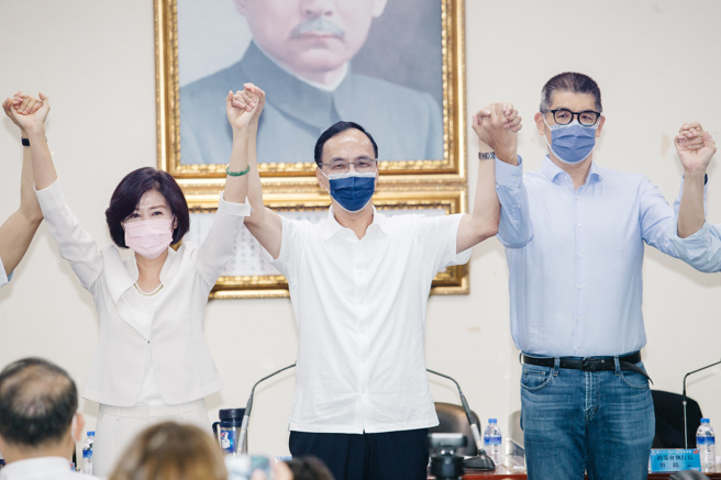 国民党主席朱立伦（中）3日在中常会提名国民党副秘书长王育敏（左）参选嘉义县长，现场中常委热烈拍手通过提名。（郭吉铨摄）