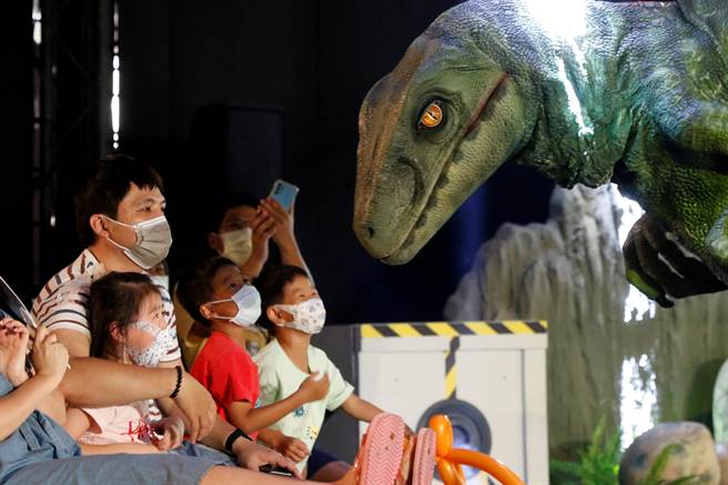 这次童玩节园区多项设施，非常适合亲子同乐，像是每天3场次的「亲子探索剧场」，超拟真恐龙和震撼音效，受到大小朋友喜欢。（宜兰县政府文化局提供／吴佩蓉宜兰传真）