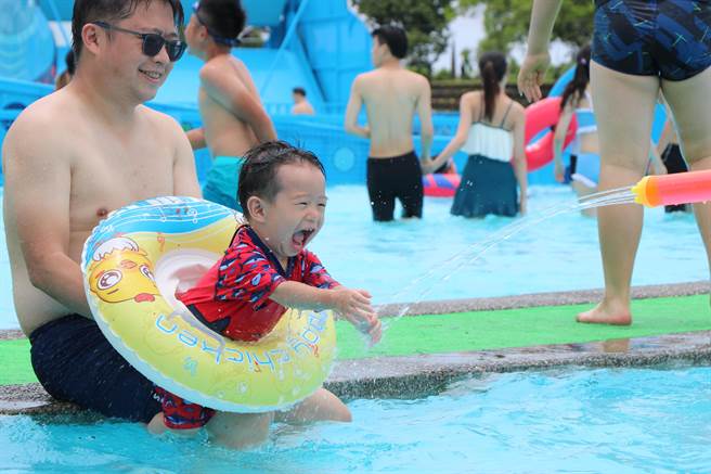 2022宜兰国际童玩艺术节在8月8日父亲节推出优惠专案，当日同行孩子只要在购票口对爸爸说出「爸爸我爱你」或亲吻爸爸一下，爸爸入园只要100元。（宜兰县政府文化局提供／吴佩蓉宜兰传真）