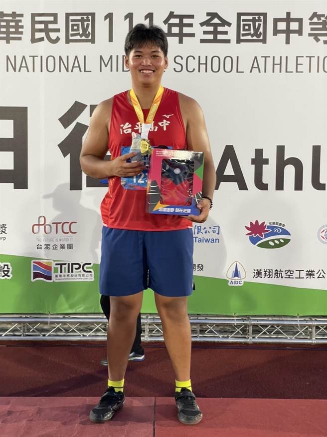 治平高中王世杰参加全中运高男组田径链球赛强势夺金。（治平高中提供／蔡明亘桃园传真）