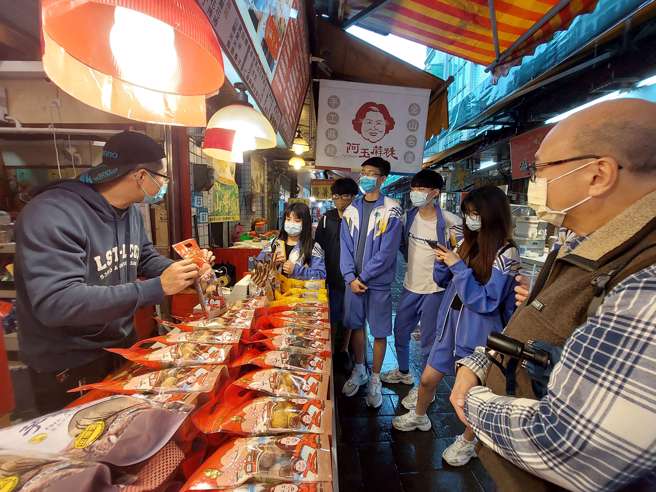 金山高中结合线上电商、在地金山老街商家，规划一学期电子商务实务操作课程。(照片/金山高中提供)