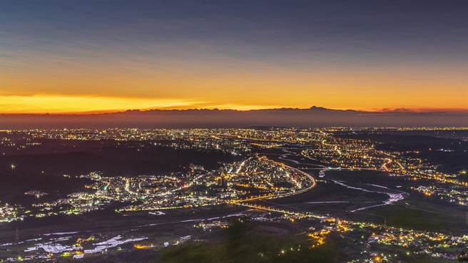 横山乡「樱桐争艷」在大崎栋古道顶每天可欣赏「竹县百万夜景」。（罗浚滨摄）