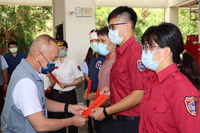 徐耀昌慰问受伤消防弟兄。（苗栗县府提供／李京升苗栗传真）
