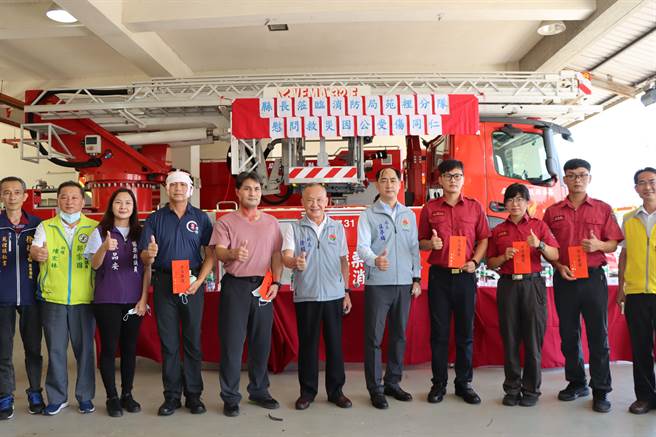 苗栗县长徐耀昌等人日前往苑里消防分队探视，祝福受伤同仁早日康復。（苗栗县府提供／李京升苗栗传真）