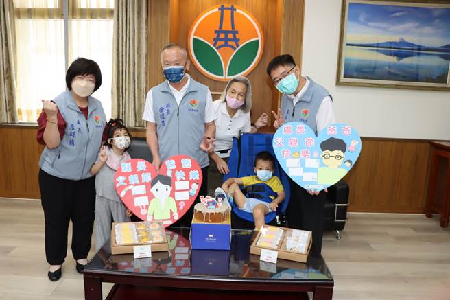 早療兒童製作手工卡片贈給苗栗縣長徐耀昌。（苗栗縣府提供／李京昇苗栗傳真）