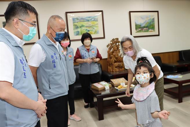 早療兒童祝福苗栗縣長徐耀昌父親節快樂。（苗栗縣府提供／李京昇苗栗傳真）