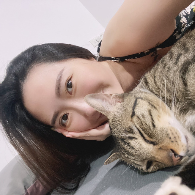 今年24岁的刘懿萱拥有亮丽外貌，在学期间曾兼职网拍模特，目前在永庆房屋担任专业经纪人。图/永庆房屋提供(疫情前拍摄)