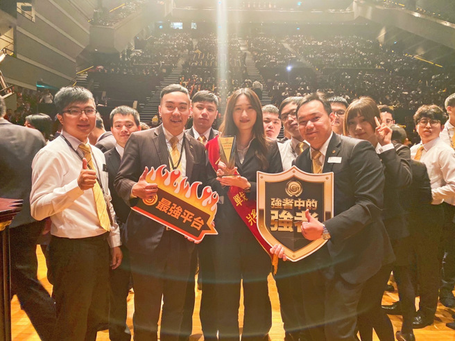 永庆的一对一师徒制，让毫无相关经验的刘懿萱(图中)也能快速上手业务工作、业绩表现出色。图/永庆房屋提供(疫情前拍摄)