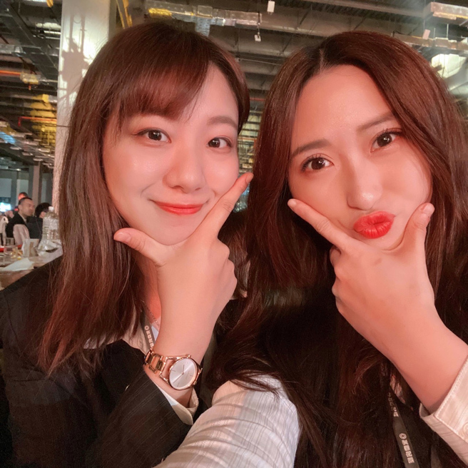 刘懿萱(图右)分享，永庆业务不需要在街头发传单、拉客户，新人也都会有学长姊陪同客户赏屋，不须担心安全性疑虑。图/永庆房屋提供(疫情前拍摄)