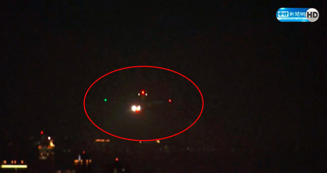 裴洛西专机昨（2）日降落松山机场时，遭到不明绿光骚扰。（图／中时新闻网）
