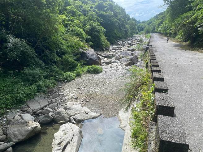 因无雨，大花莲重要水源地娑婆礑溪已见底。（自来水公司提供）