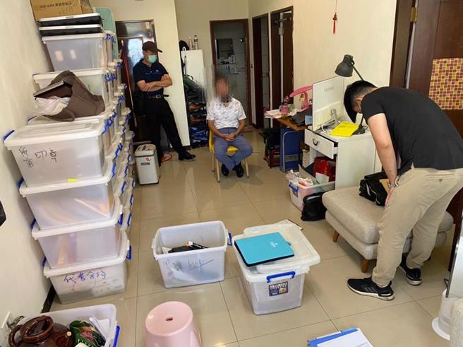 全国规模庞大炒房团「江妈、江爸炒房团」由建商、代书与代销组织成立，进行一条龙诈骗，新北地检署指挥新北市警察局刑事警察大队侦办，今年7月中旬查缉江嫌等人到案，查扣印鑑证明、授权书、房产买卖契约书、提款卡、存折与印章等证物。（图/ 中央社）
