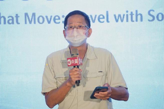 中央广播电台3日在台北松山文创园区艺巷空间展场举办「移动的声音狂想：跟着声音明信片一起去旅行」全球徵件作品巡迴展开展记者会，中央通讯社董事长刘克襄致词时，分享一段在台湾高山上的蝉叫声。（图/ 中央社）