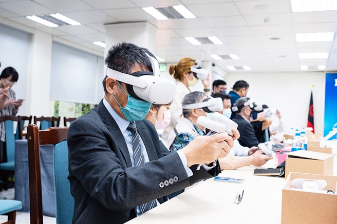 骅讯电子捐赠10台Meta Quest2设备给东吴大学。(照片/东吴大学提供)