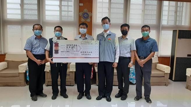 台電苗栗區處長邱華龍頒贈破案獎金給苗栗縣警局，感謝警方用心破案。（台電苗栗區處提供／謝明俊苗栗傳真）