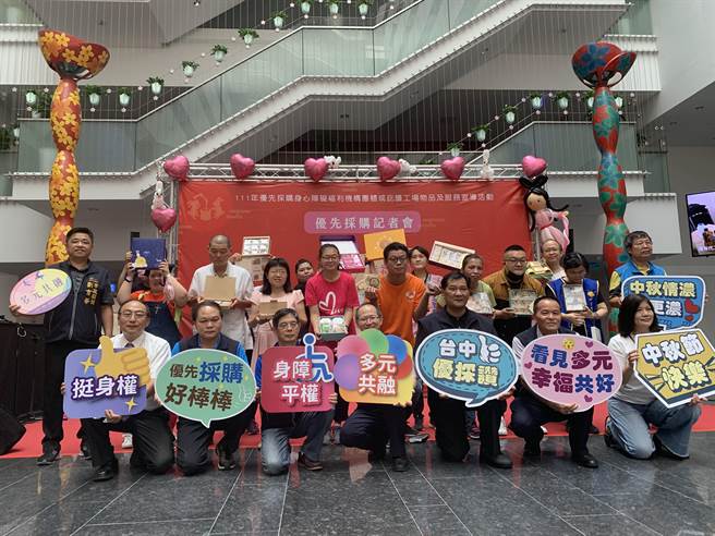 鼓勵民眾多多認購身心障礙團體推出的秋節禮盒，台中市社會局舉辦優先採購活動。(林欣儀攝)