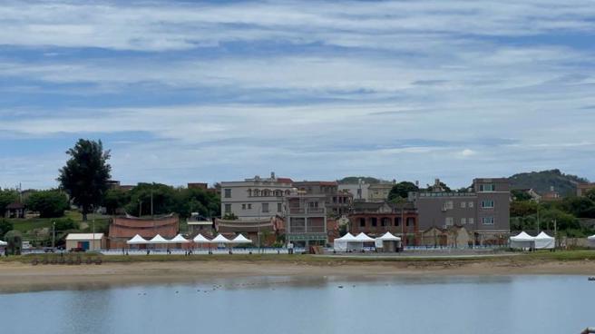 金門縣政府3日表示，官澳灣口海灘與周邊環境改善工程已完成，設有浮動平台、水域沙灘遊憩區等休閒環境，並招攬業者創業進駐，現已輔導純電卡丁車、SUP立式划槳及輕食等業者，逐漸形成遊憩市集。
（圖/ 中央社）
