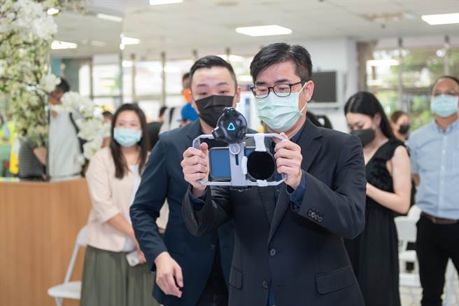 高雄市长陈其迈与青年局长张以理现场体验户政虚拟摄影棚操作。（柯宗纬翻摄）