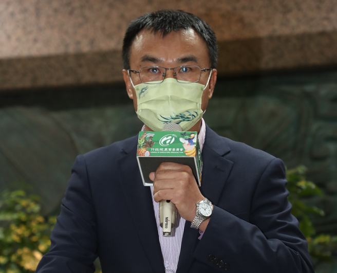 面對大陸再禁柑橘類、白帶魚及竹莢魚輸入，農委會主委陳吉仲（見圖）3日舉行記者會說明，並提出外銷策略、國內行銷、融資貸款及透過WTO爭取我國權益四個手段來因應。（劉宗龍攝）