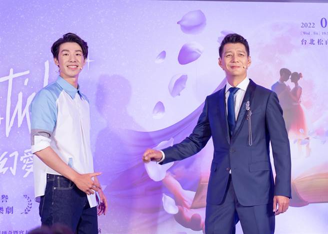 纽约外百老匯经典音乐剧《The Fantasticks梦幻爱程》主演聂云（右）与蔡松廷于记者会现场献唱。（文策院提供）