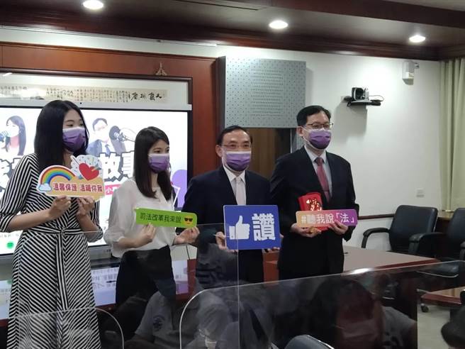 「紫袍下的故事」 节目主持人张小曼、主任检察官林彦均、法务部长蔡清祥、「雷丘律师」朱立伟（由左至右）（陈志贤摄）