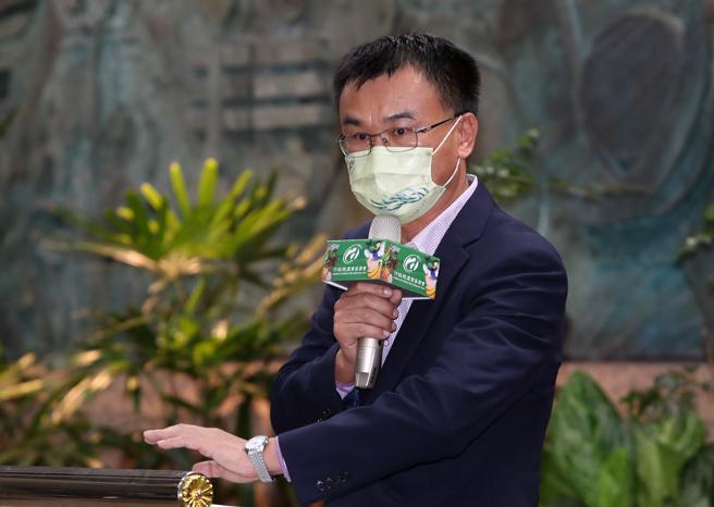 面對大陸再禁柑橘類、白帶魚及竹莢魚輸入，農委會主委陳吉仲（見圖）3日舉行記者會說明，並提出外銷策略、國內行銷、融資貸款及透過WTO爭取我國權益四個手段來因應。（劉宗龍攝）