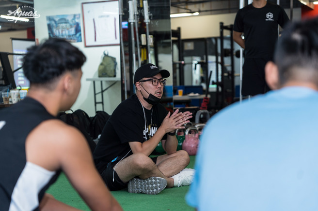 高雄全家海神隊開訓，執行長李偉誠勉勵球員。（高雄全家海神提供）