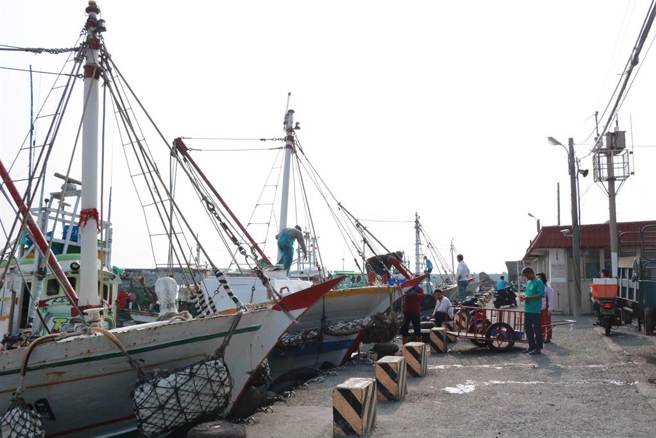 针对共军4至7日对台湾四周海空域举行军演，琉球区渔会总干事蔡宝兴指出，3天军演可当颱风来袭，躲躲颱风对整体产业影响不大，但若成常态性就惨了。（谢佳潾摄）